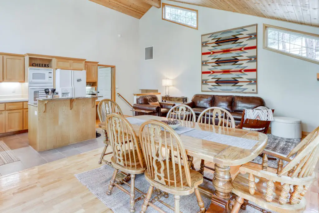 Woodland lodge with private hot tub, multiple decks & gas fireplace - 2 dogs OK