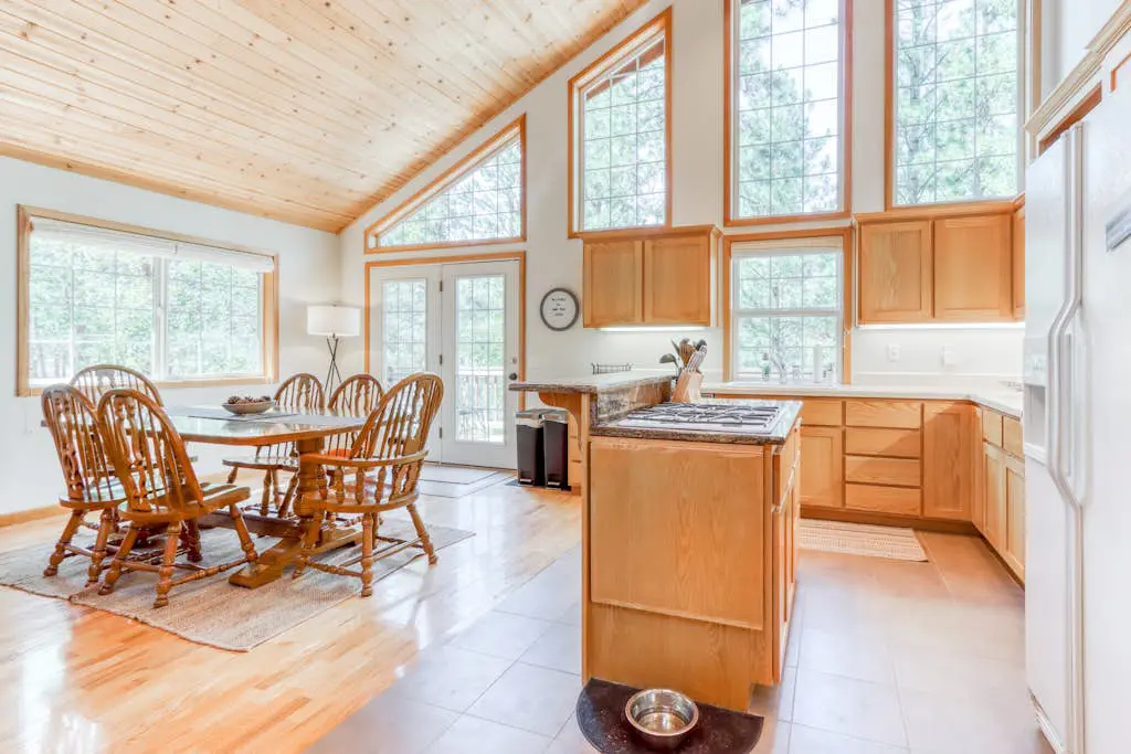 Woodland lodge with private hot tub, multiple decks & gas fireplace - 2 dogs OK