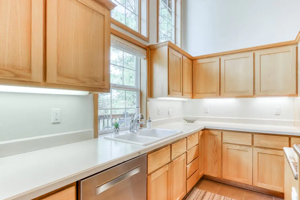 Woodland lodge with private hot tub, multiple decks & gas fireplace - 2 dogs OK