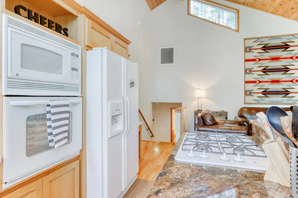 Woodland lodge with private hot tub, multiple decks & gas fireplace - 2 dogs OK