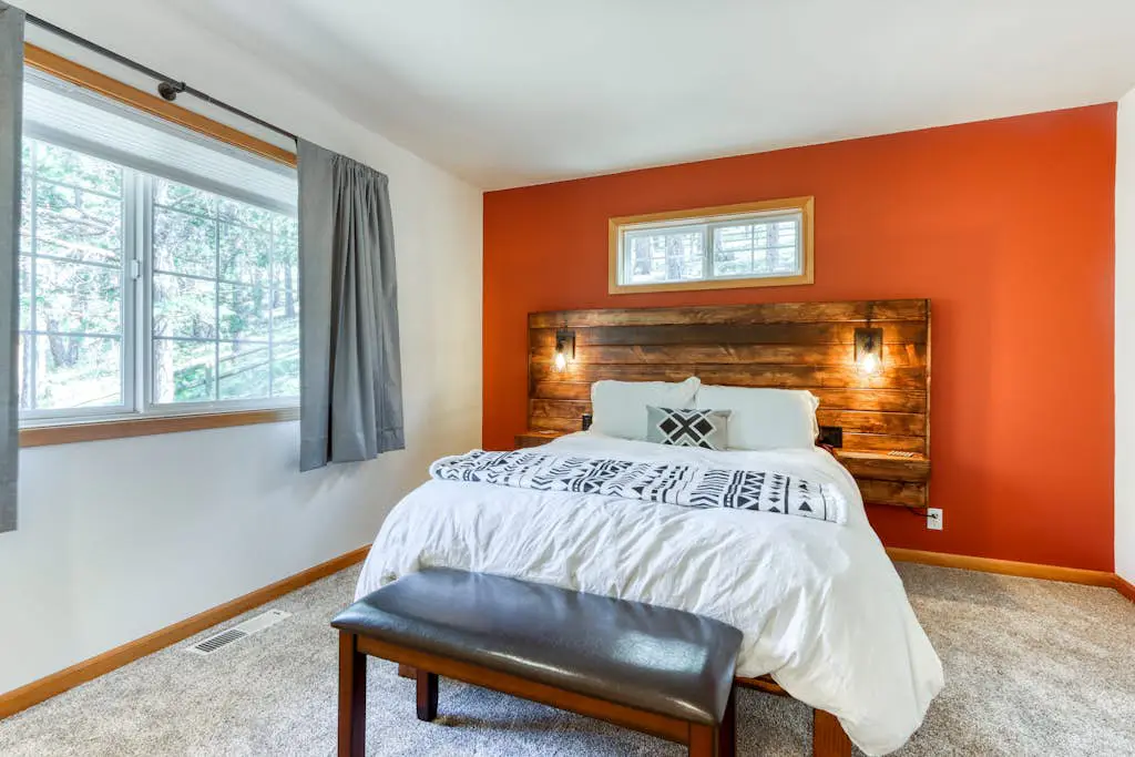 Woodland lodge with private hot tub, multiple decks & gas fireplace - 2 dogs OK