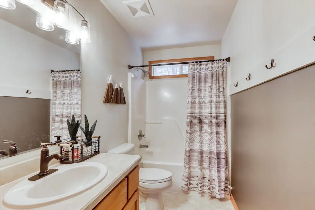 Woodland lodge with private hot tub, multiple decks & gas fireplace - 2 dogs OK