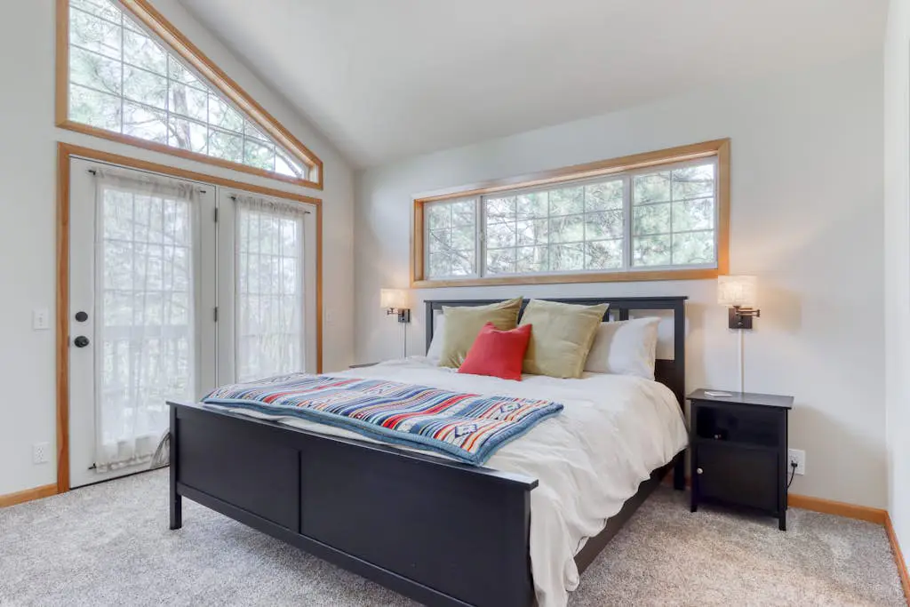 Woodland lodge with private hot tub, multiple decks & gas fireplace - 2 dogs OK