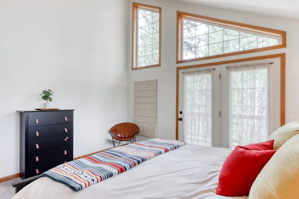 Woodland lodge with private hot tub, multiple decks & gas fireplace - 2 dogs OK