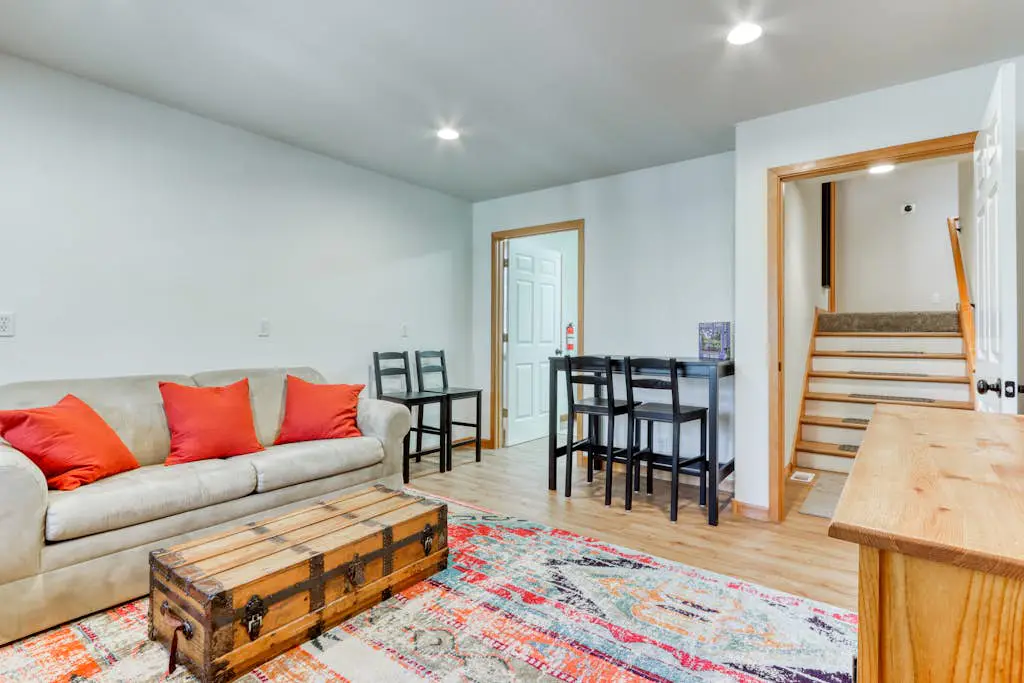 Woodland lodge with private hot tub, multiple decks & gas fireplace - 2 dogs OK