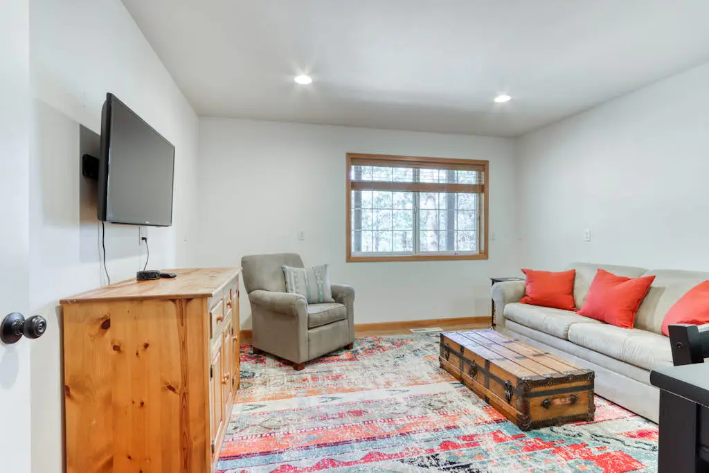 Woodland lodge with private hot tub, multiple decks & gas fireplace - 2 dogs OK