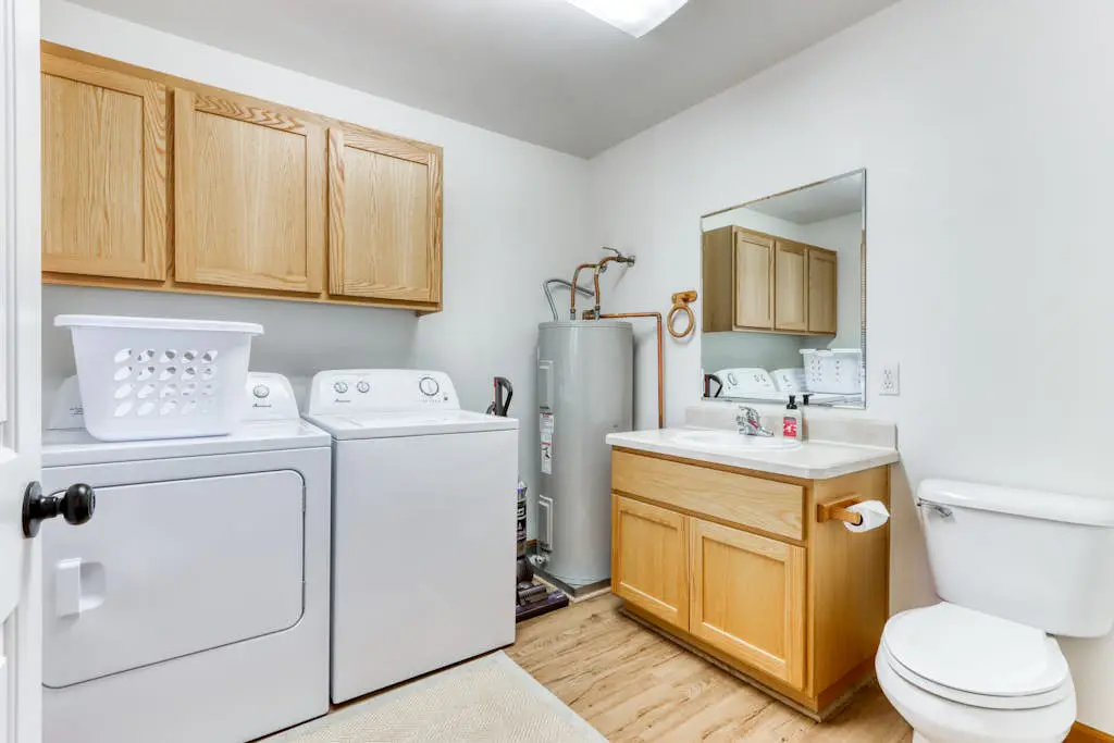 Woodland lodge with private hot tub, multiple decks & gas fireplace - 2 dogs OK