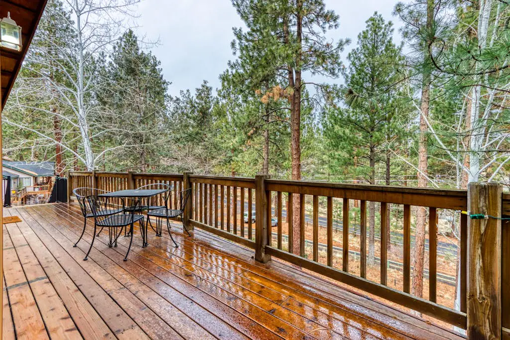 Woodland lodge with private hot tub, multiple decks & gas fireplace - 2 dogs OK