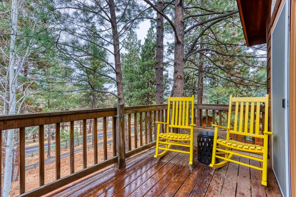 Woodland lodge with private hot tub, multiple decks & gas fireplace - 2 dogs OK
