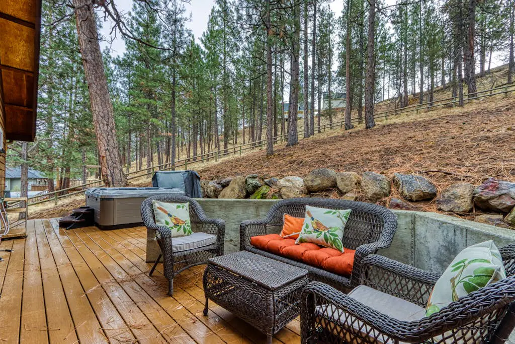 Woodland lodge with private hot tub, multiple decks & gas fireplace - 2 dogs OK