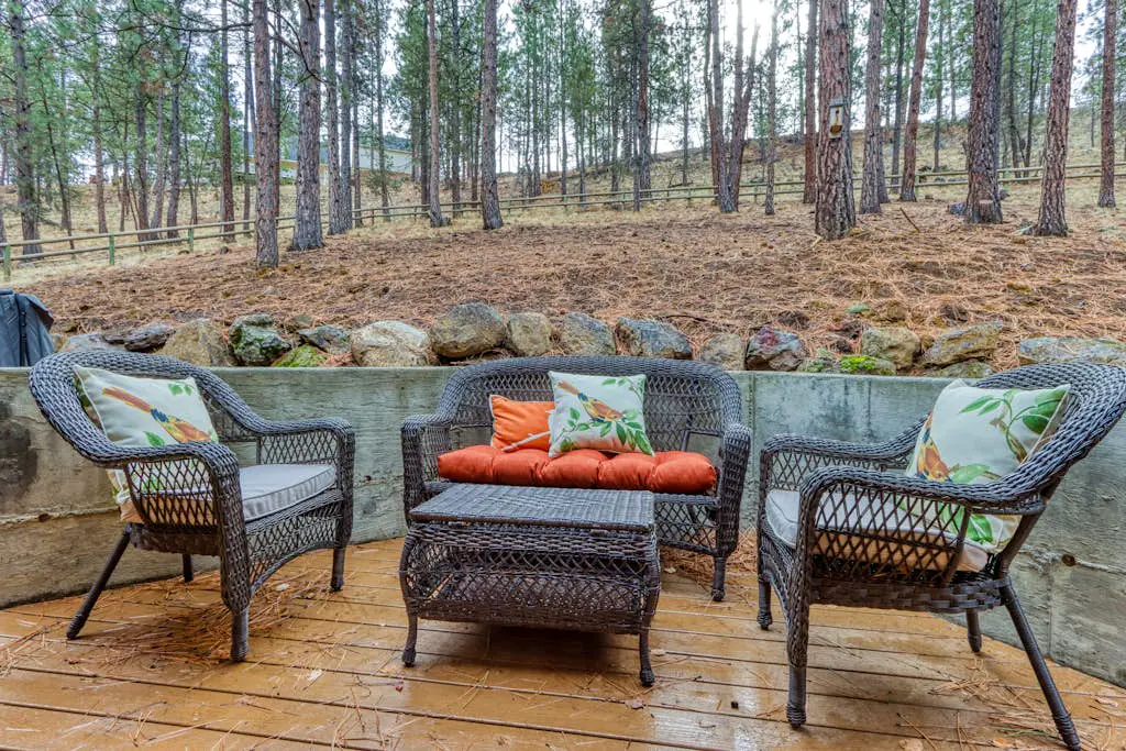 Woodland lodge with private hot tub, multiple decks & gas fireplace - 2 dogs OK