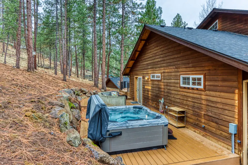 Woodland lodge with private hot tub, multiple decks & gas fireplace - 2 dogs OK