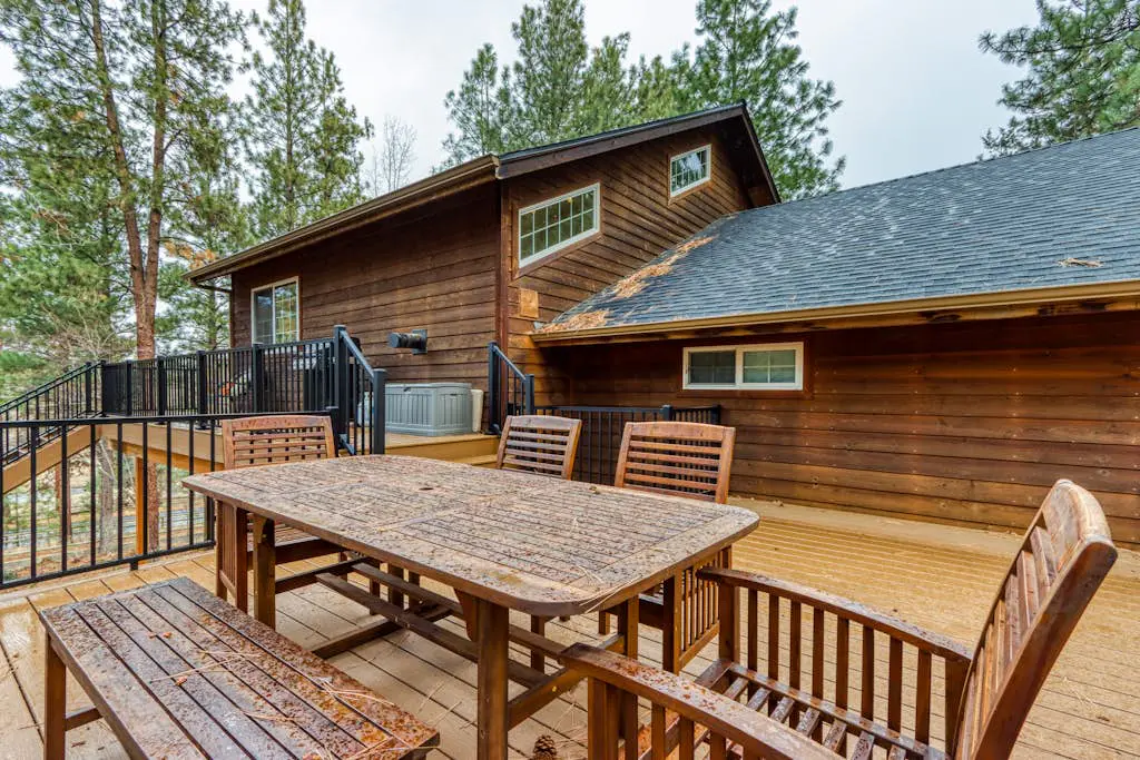 Woodland lodge with private hot tub, multiple decks & gas fireplace - 2 dogs OK