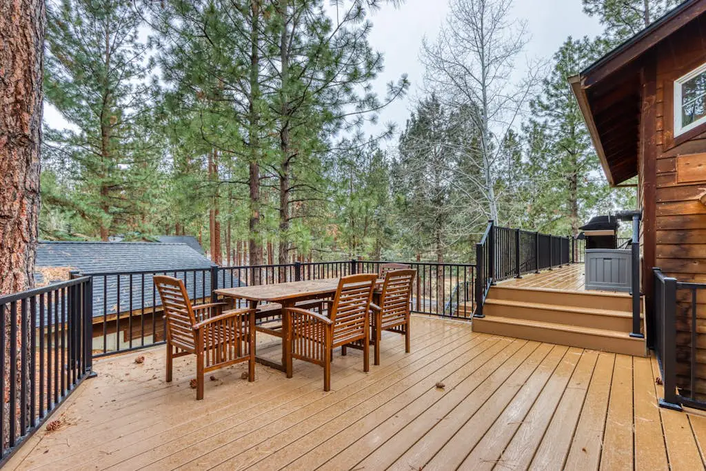 Woodland lodge with private hot tub, multiple decks & gas fireplace - 2 dogs OK