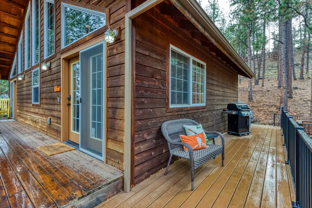 Woodland lodge with private hot tub, multiple decks & gas fireplace - 2 dogs OK