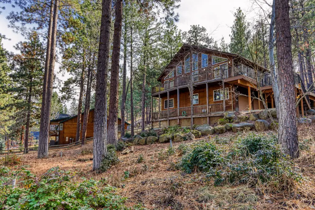 Woodland lodge with private hot tub, multiple decks & gas fireplace - 2 dogs OK
