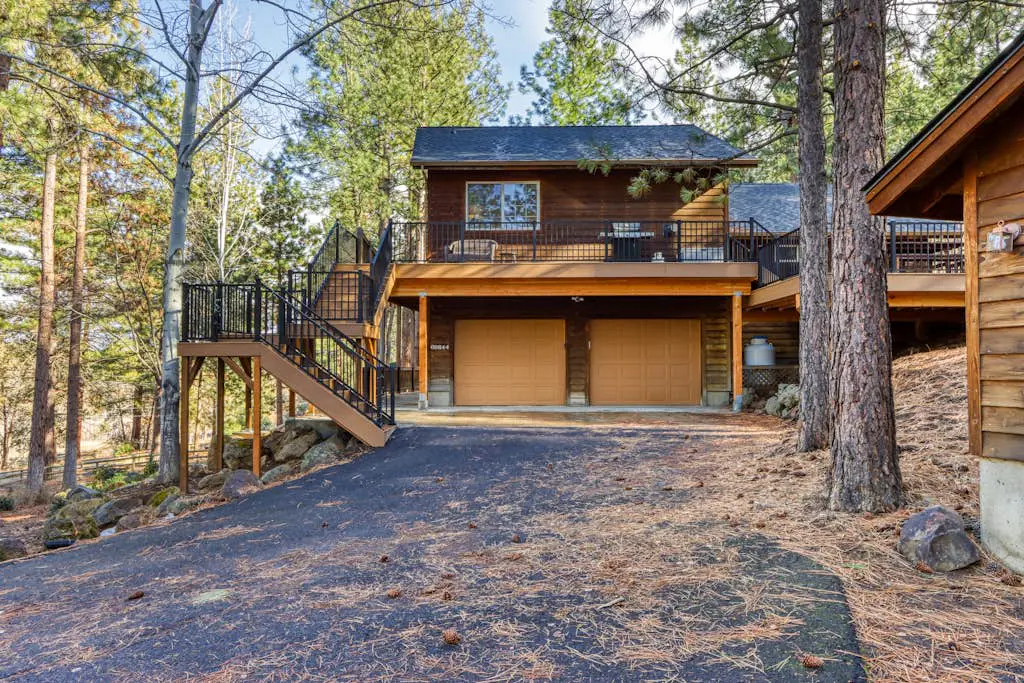 Woodland lodge with private hot tub, multiple decks & gas fireplace - 2 dogs OK