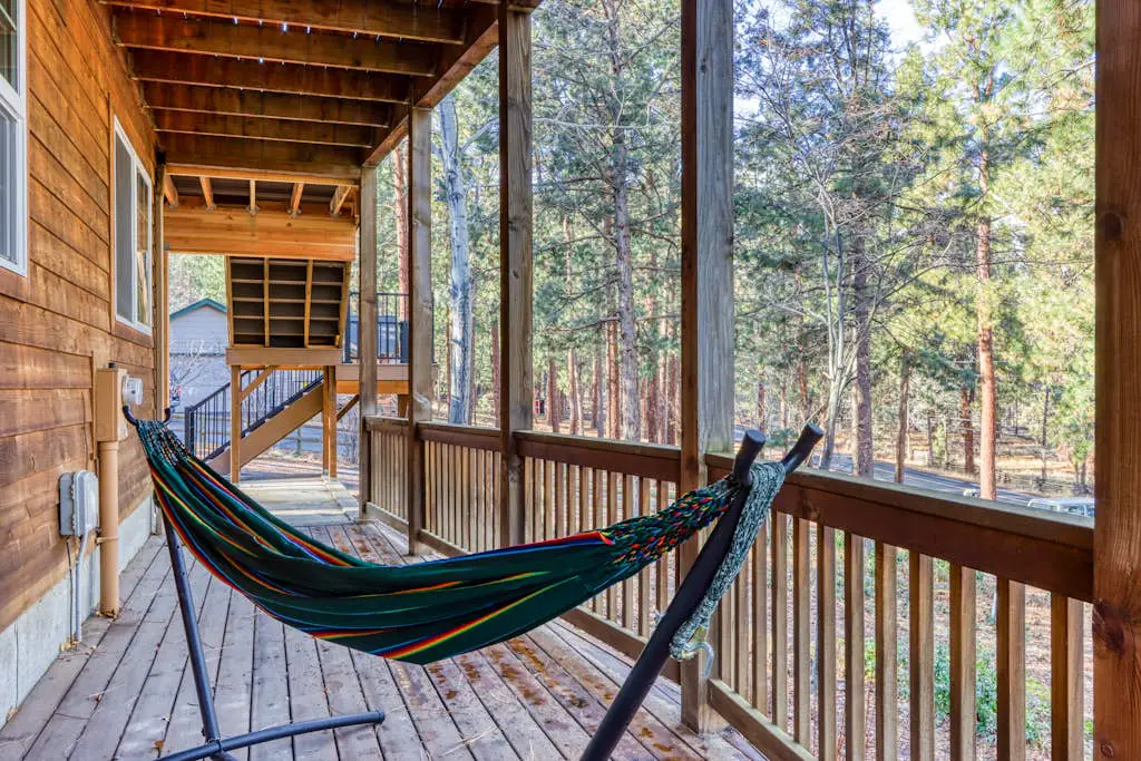 Woodland lodge with private hot tub, multiple decks & gas fireplace - 2 dogs OK