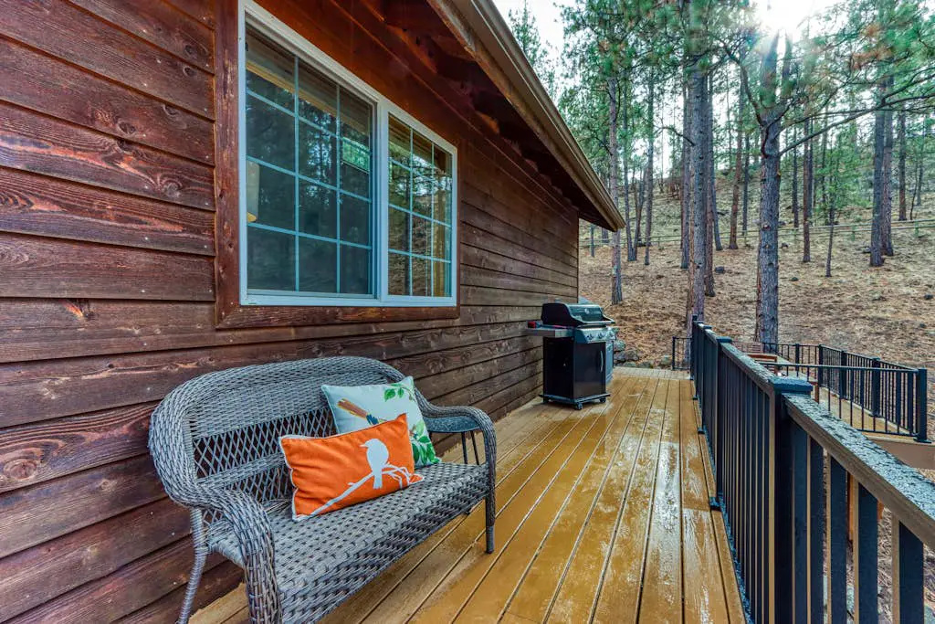 Woodland lodge with private hot tub, multiple decks & gas fireplace - 2 dogs OK