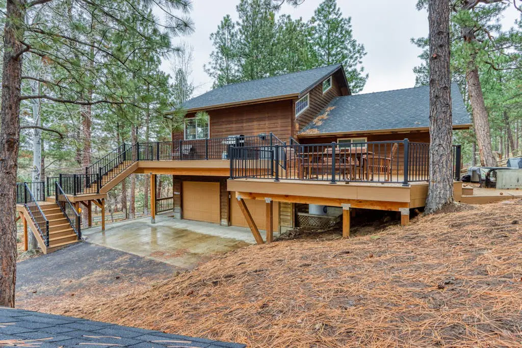 Woodland lodge with private hot tub, multiple decks & gas fireplace - 2 dogs OK