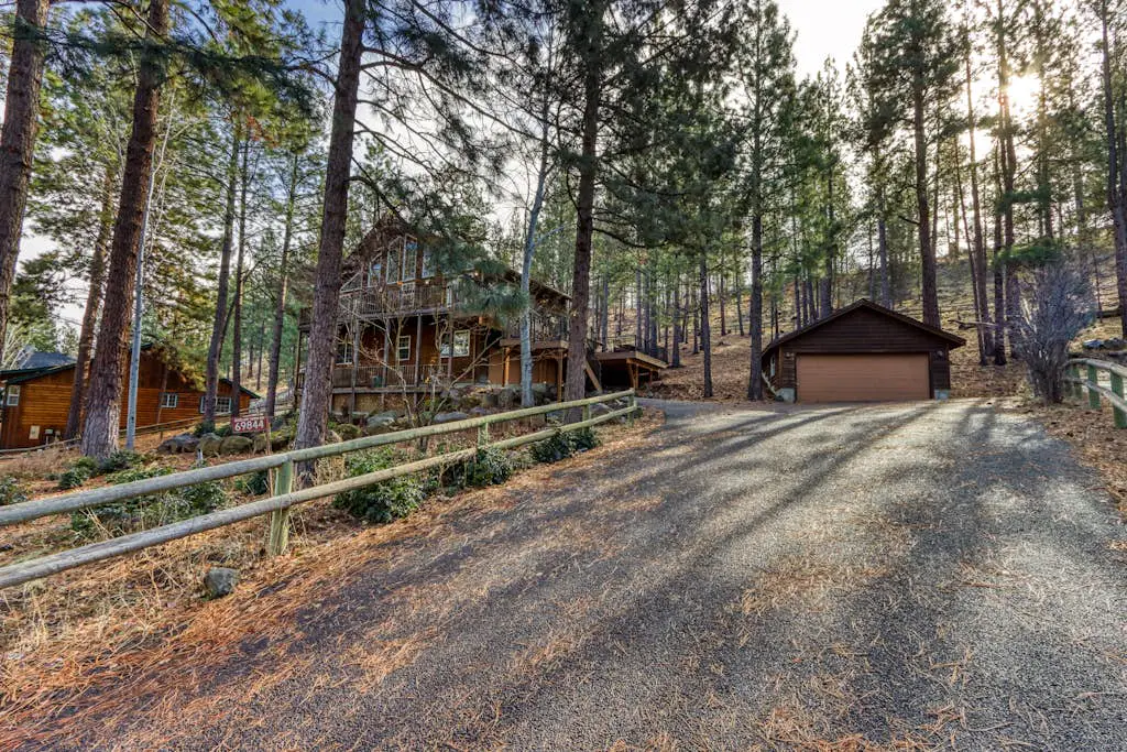 Woodland lodge with private hot tub, multiple decks & gas fireplace - 2 dogs OK