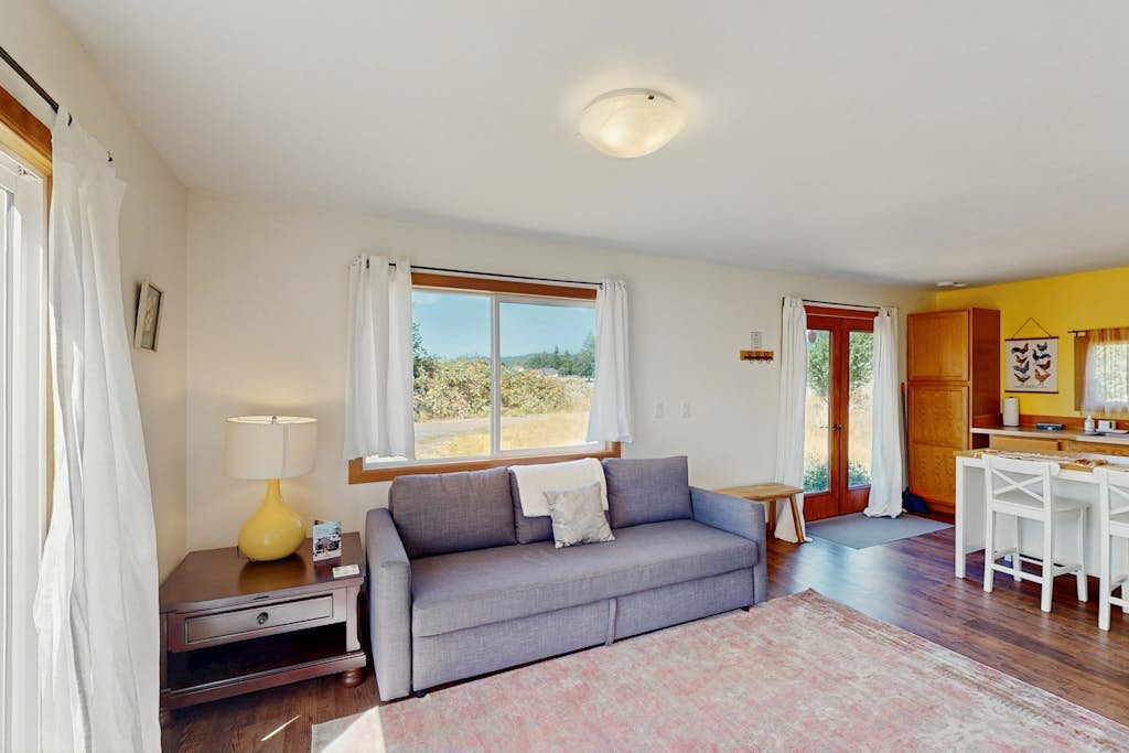 Inviting dog-friendly studio with gas grill, Wi-Fi and washer/dryer