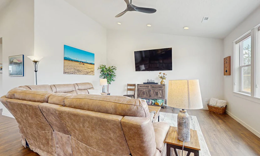 Brand-new beautiful home with private hot tub & mountain views