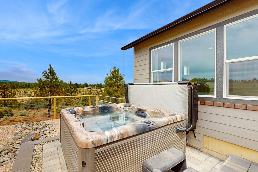 Brand-new beautiful home with private hot tub & mountain views