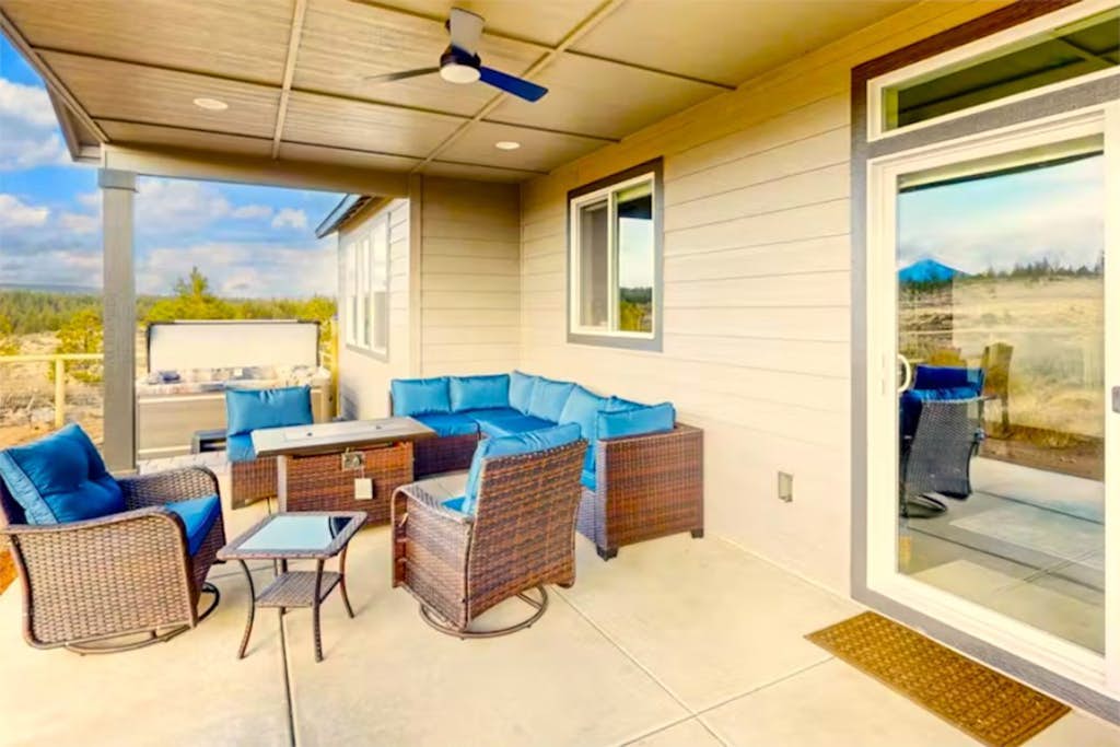 Brand-new beautiful home with private hot tub & mountain views