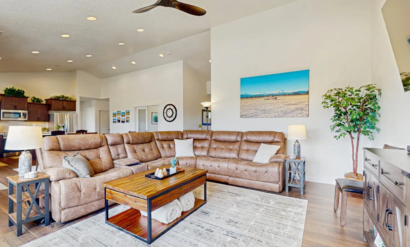 Brand-new beautiful home with private hot tub & mountain views