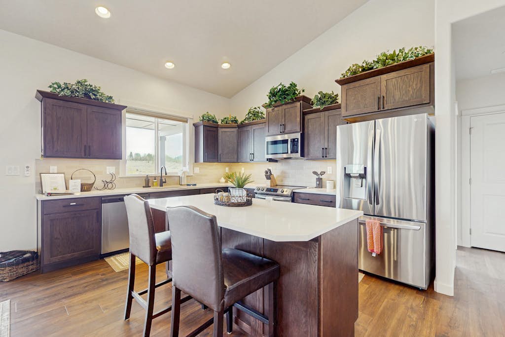 Brand-new beautiful home with private hot tub & mountain views