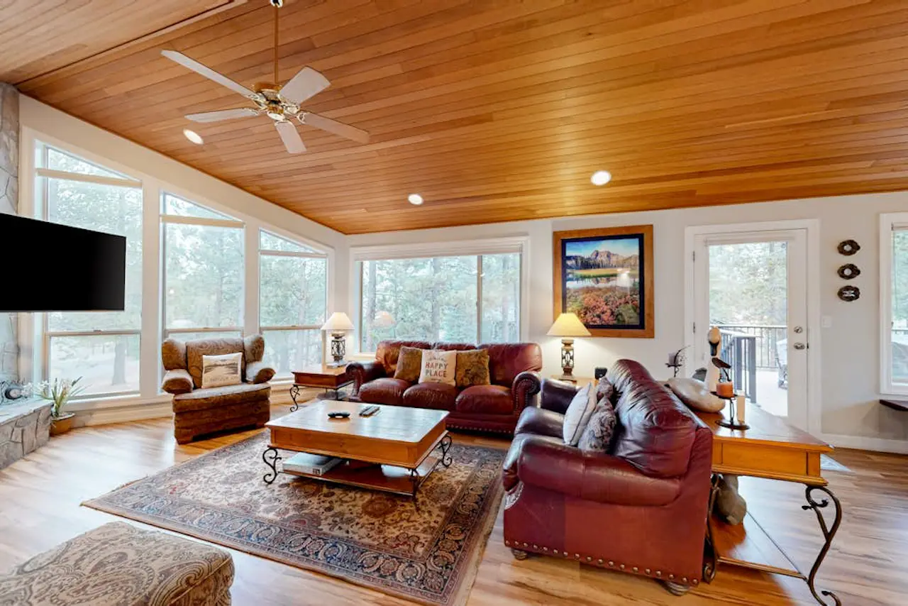 Renovated Sunriver Home with Hot Tub, 2 Primary Suites & SHARC Access