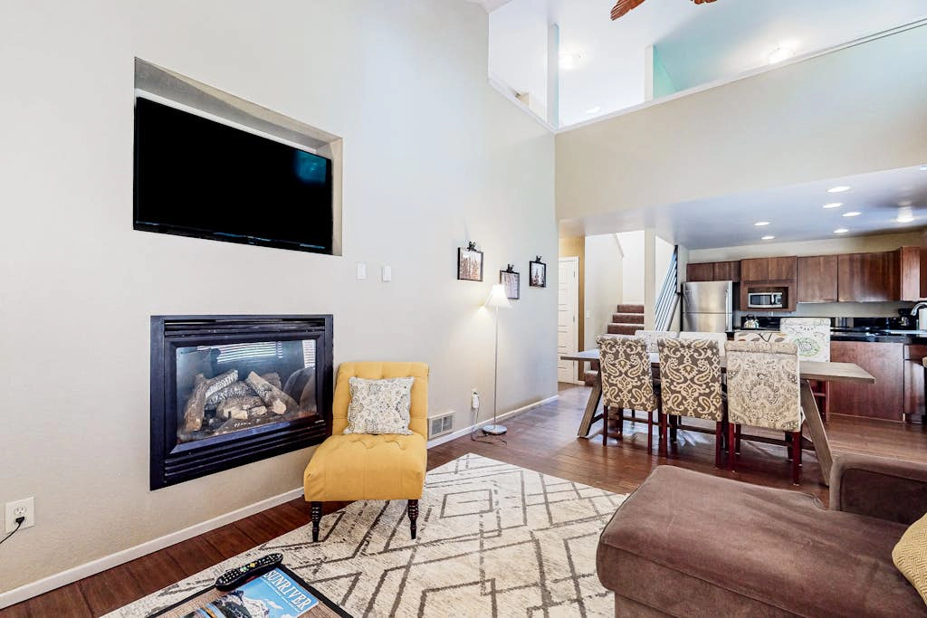 Updated home with pool, private hot tub, fireplace, & SHARC passes