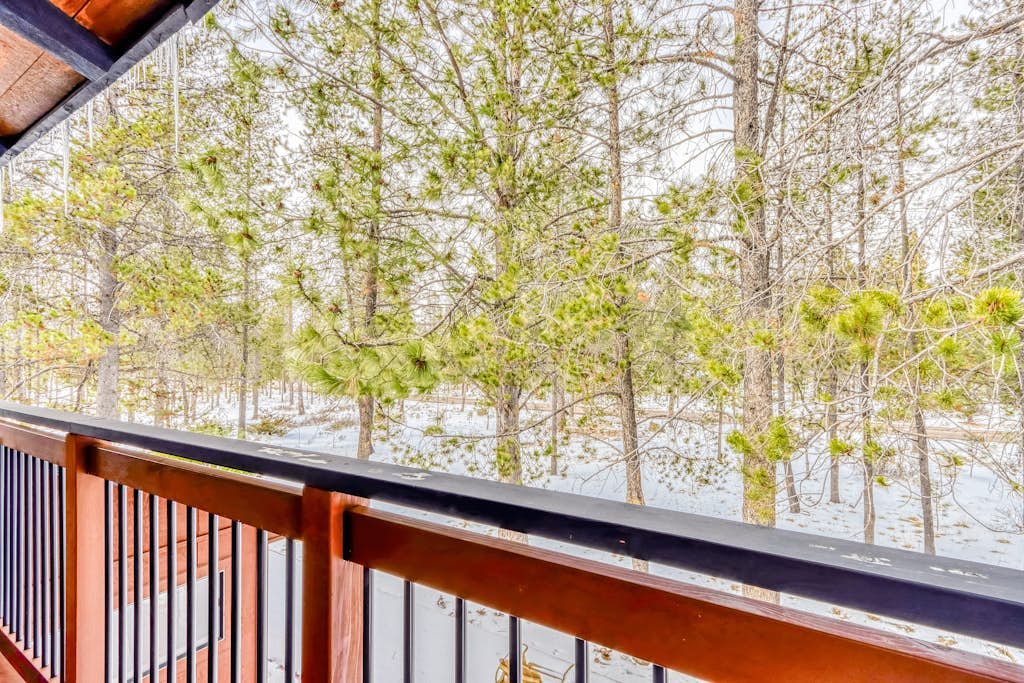 Forest retreat with a hot tub and bikes - pool access & minutes from the village