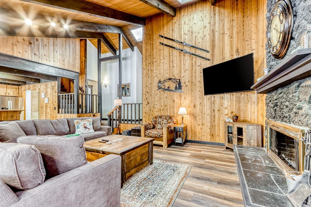 Forest retreat with a hot tub and bikes - pool access & minutes