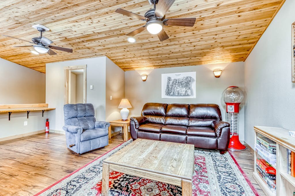 Forest retreat with a hot tub and bikes - pool access & minutes