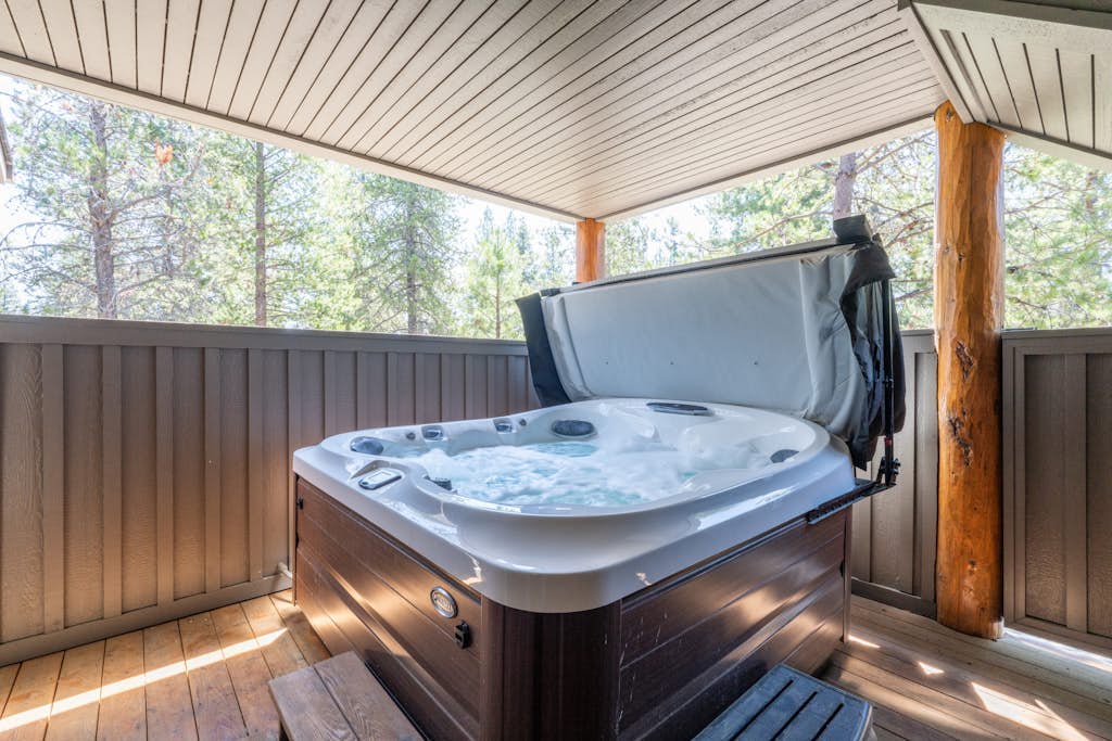 5 bedroom home with private hot tub, shared pool and gourmet kitchen