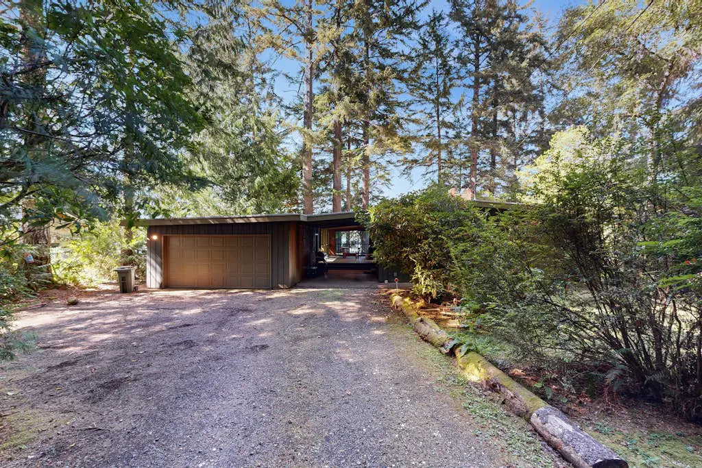 Unique lakefront cabin near the dunes with a private dock & fireplace