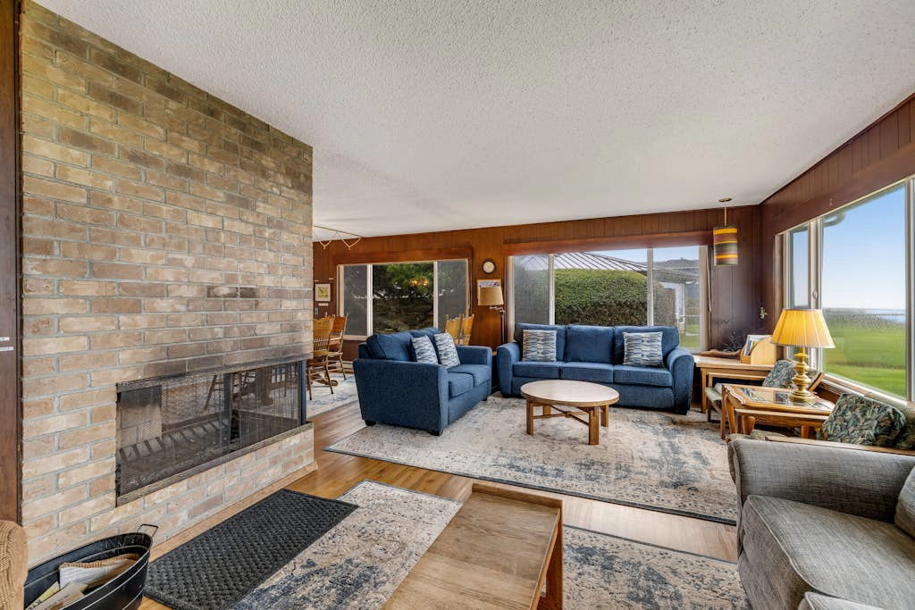 Vintage home with ocean views, private path to shore & fenced dog-friendly yard