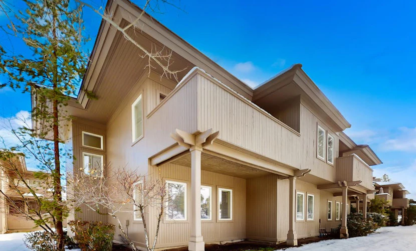 Charming dog-friendly retreat near skiing/golf with views & fireplace