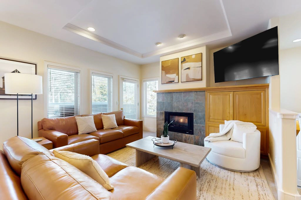 Charming dog-friendly retreat near skiing & golf with views & fireplace