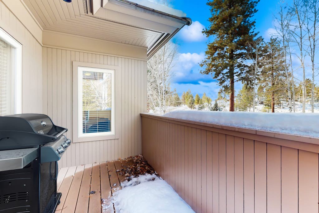 Charming dog-friendly retreat near skiing/golf with views & fireplace