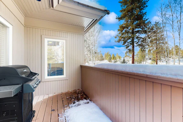 Charming dog-friendly retreat near skiing/golf with views & fireplace