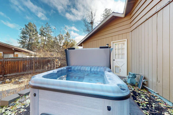 Pleasant PNW retreat with enclosed yard, grill, & W&D - dogs ok, near skiing