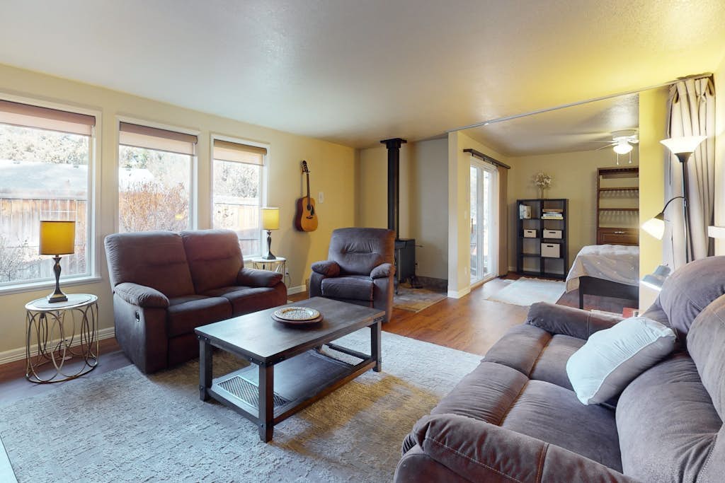 Pleasant PNW retreat with enclosed yard, grill, & W&D - dogs ok, near skiing
