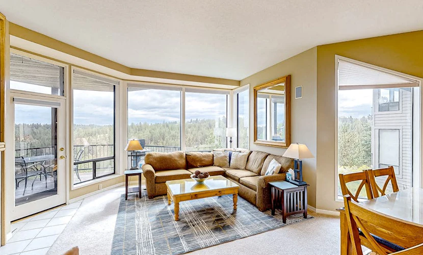 Condo with hot tub, shared pool, gas fireplace, close to outdoor recreation