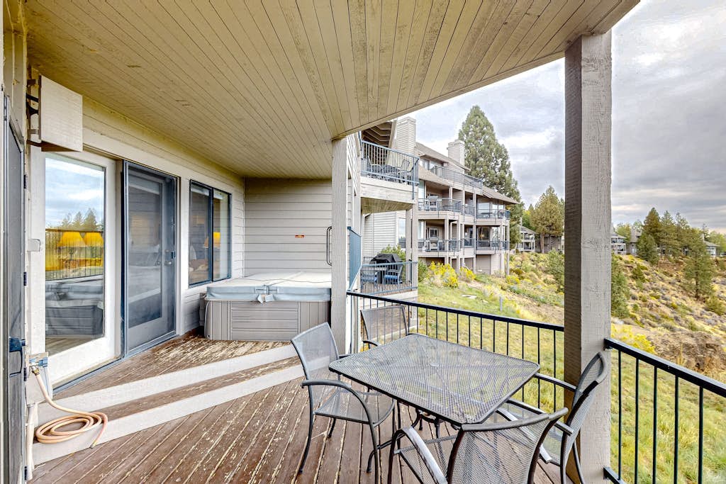 Condo with hot tub, shared pool, gas fireplace, close to outdoor recreation