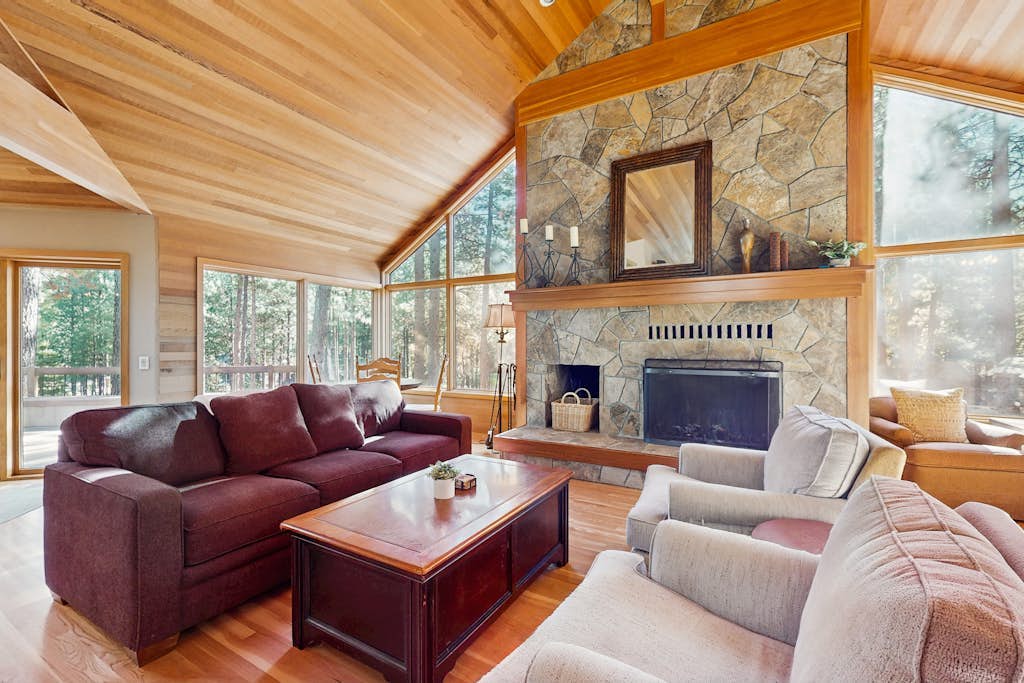 Tree-lined home with private hot tub, 7 pools, 14 tennis courts, golf, gym, AC