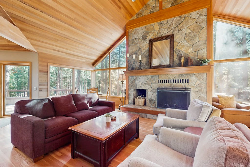 Tree-lined home with private hot tub, 7 pools, 14 tennis courts, golf, gym, AC