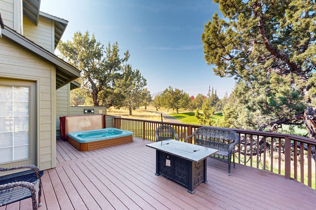 Dog-friendly townhouse on golf course, private hot tub, tennis courts, & pool